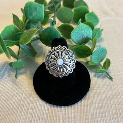 Paparazzi • “Daringly Daisy” Flexible Fit Band Ring (white bead)