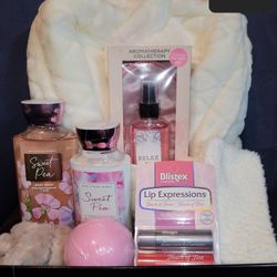 Valentine's Basket. Valentine's Gift Set Bathrobe Spa Kit Birthday Gift. BBW Sweet Pea San Valentin 