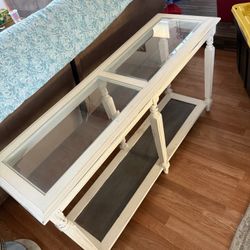 Decorate Table With Distressed Style Paint 