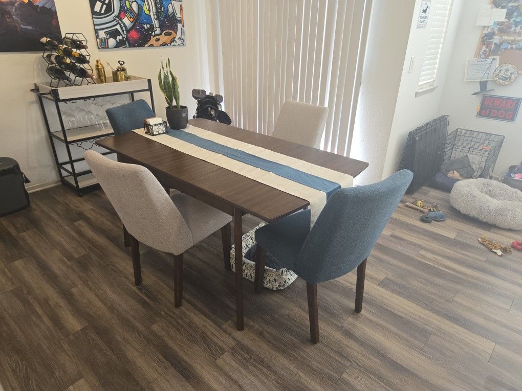 Mahogany Dining Table With 4 Matching Chairs