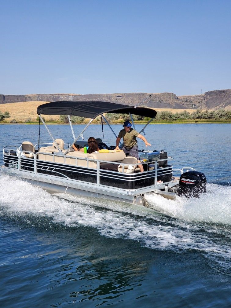 Pontoon Boat. Sun Tracker