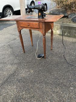 Singer vintage /antique sewing machine