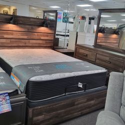 Modern 5PC Set $1,299 With A Free Night Stand!/¡Juego moderno de 5 piezas a $1,299 con una mesita de noche gratis!