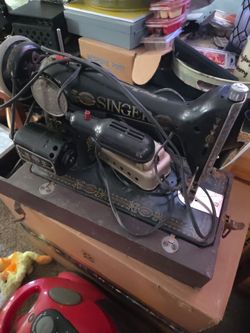 Vintage singer sawing machine with case