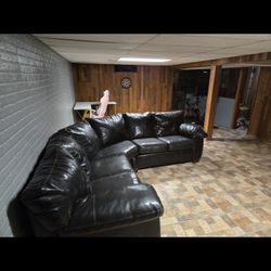 Black Leather Sectional Sofa – Spacious & Comfy – Perfect for Basement or Living Room
