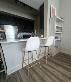 Excellent ivory/cream counter stools