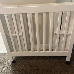 Mini crib white