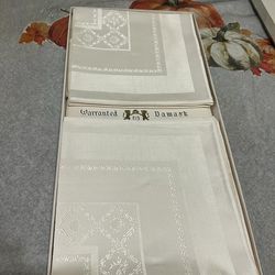 Table cloth & Napkins NEW $20