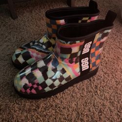 UGG Women’s Classic Clear Mini Boot (size 10)
