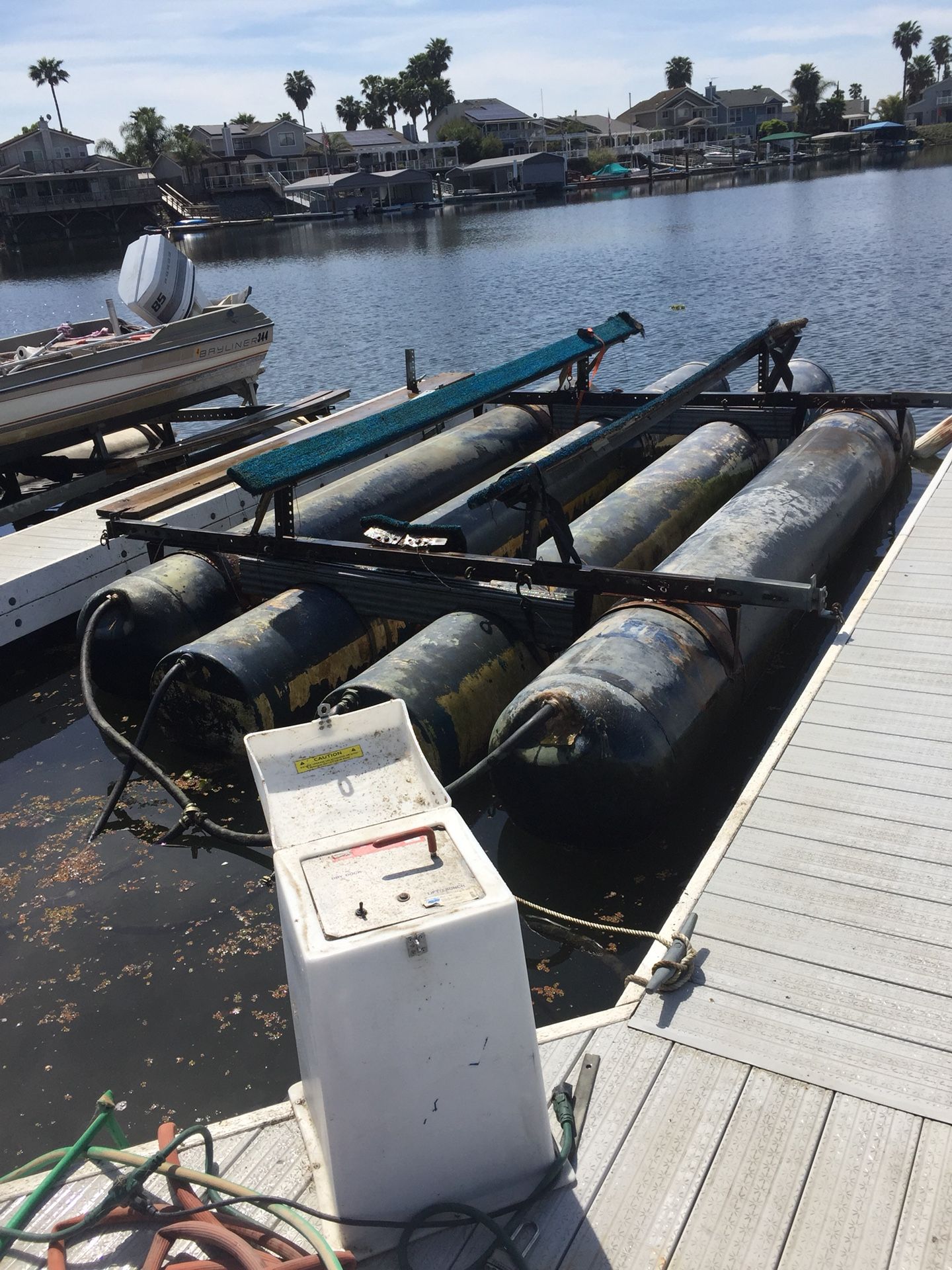 Hydro hoist boat lift