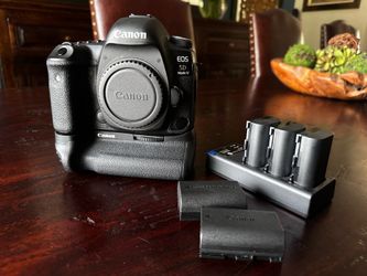 Canon 5d mark iv with canon hand grip, 5 batteries and charger