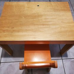 P'kolino Kids Desk (with 1 chair)