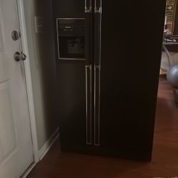 Used Refrigerator for Sale – Excellent Condition!