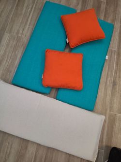 4 Outdoor Cushions, 2 Outdoor Pillows, Plus Cushion Cober