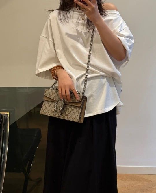 This iconic handbag is made of canvas material and is equipped with a tiger-head clasp decorated with crystals. The adjustable chain strap is suitable