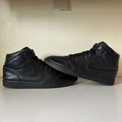 Air Jordan 1 Mid Triple Black