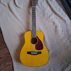 YAMAHA FG -JUNIOR JR-1 ACOUSTIC GUITAR. 
