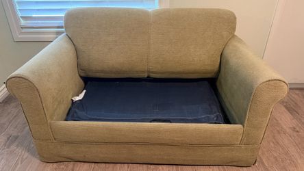 Hid-abed love seat
