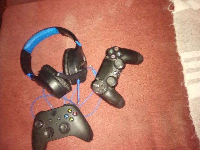 Xbox And Playstation Wireless Remotes and Gaming Headset