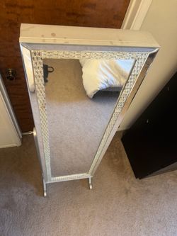 Mirror jury box