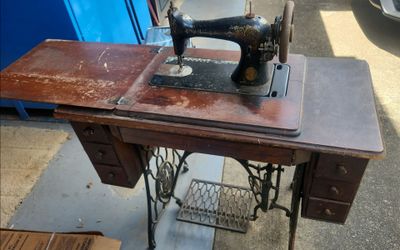 Vintage Singer Sewing Machine (1906) with Table and 6 Shelves. NEED REPAIR.