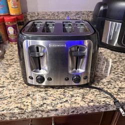 BLACK+DECKER 4-Slice Toaster, Extra Wide Slots, 7 Shade Settings, 1400 Watts, Frozen and Bagel Buttons, Toast Shade Selector, Extra Lift 