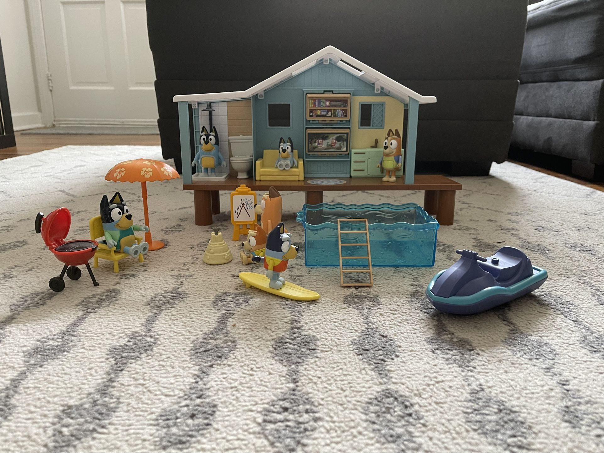Bluey Beach Cabin Playset plus Extra Figures