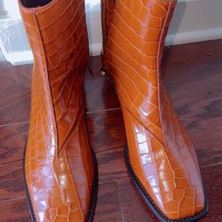 Stylish AMIRI boots with crocodile texture. Perfect for a bold look. I’m selling it, size 45, brand new. There’s just a minor zipper issue that can be