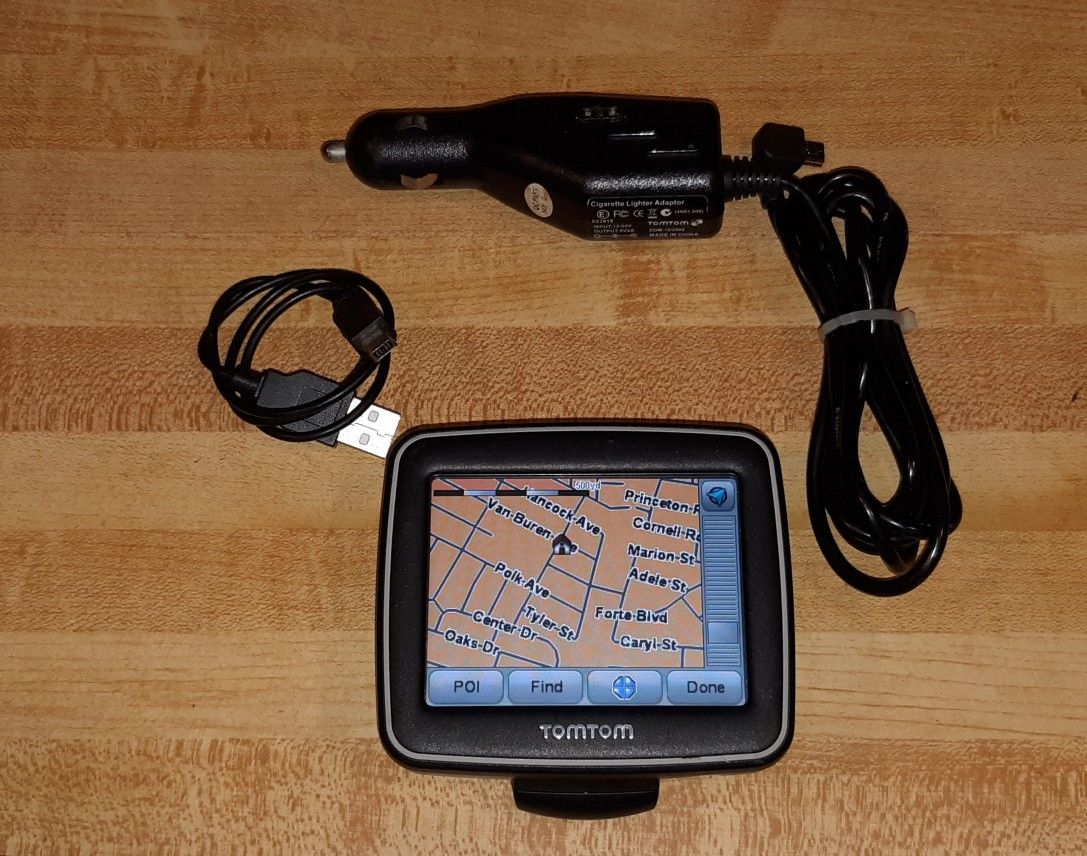 TOM TOM EASE GPS NAVIGATION MODEL 1EX00 3.5" TOUCHSCREEN CAR KIT WINDSHIELD SUCTION CUP MOUNT, AND CAR CHARGER & MINI USB TO USB WIRE