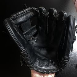 Huarache black alpha glove