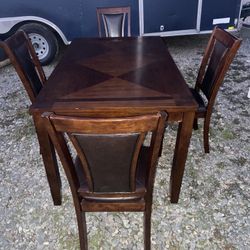 Kitchen Table And 4 Chairs 