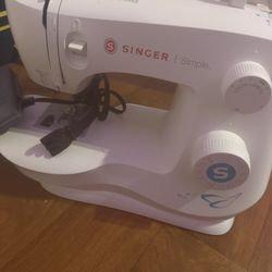 SINGER SIMPLE SEEING MACHINE