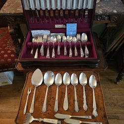 Beautiful Vintage Oneida Community Silver Plated Flatware Set ! Extra Pieces ! 96 Total ! Mahogany Case ! Circa 1945 ! Classy ! 