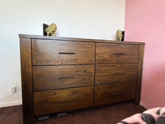 Solid Wood 6-Drawer Dresser – Excellent Condition