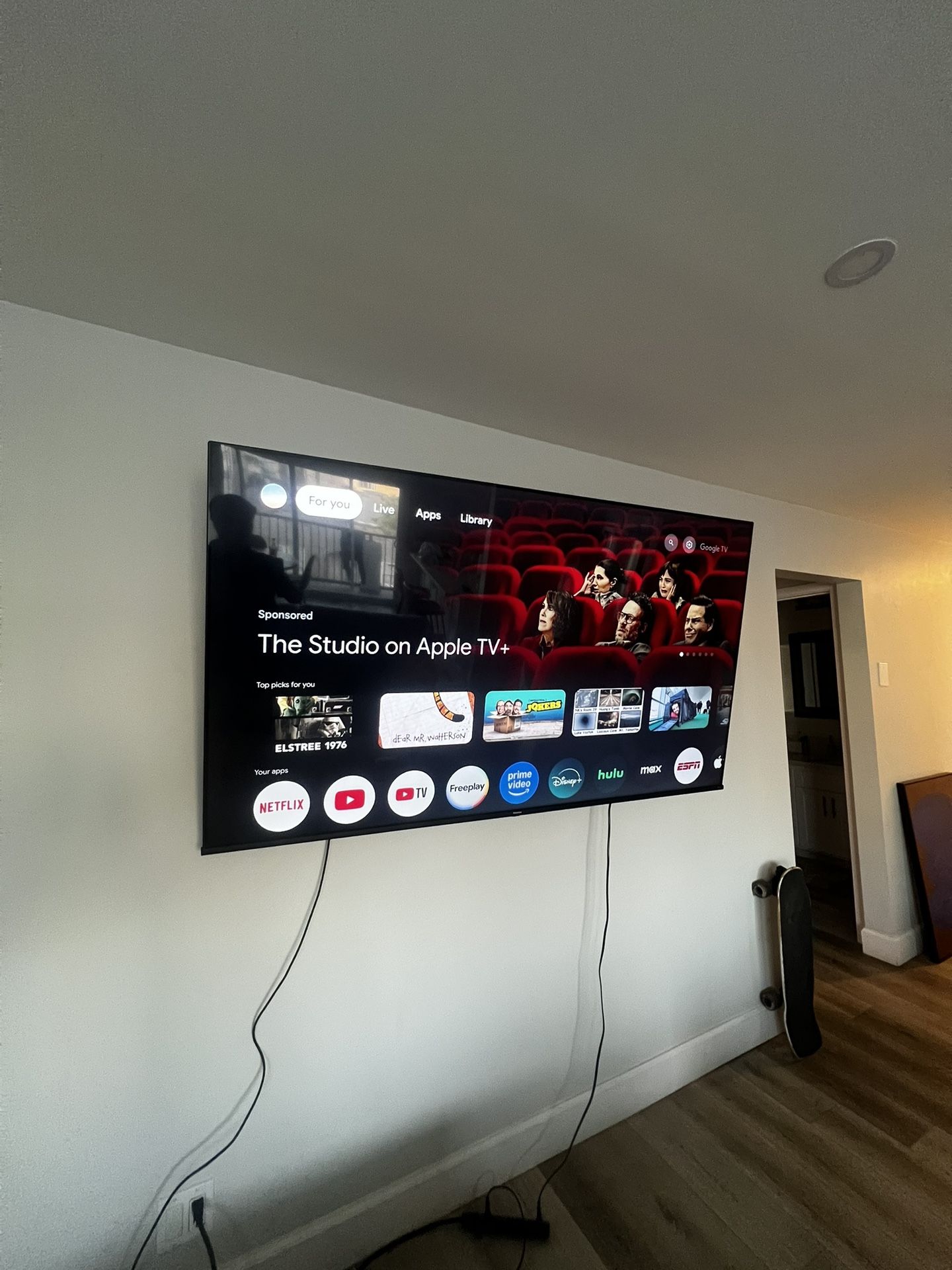 Hisense 75 inch TV (with wall mount)