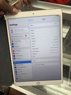 iPad Pro 10.5 256gb WiFi keyboard case included