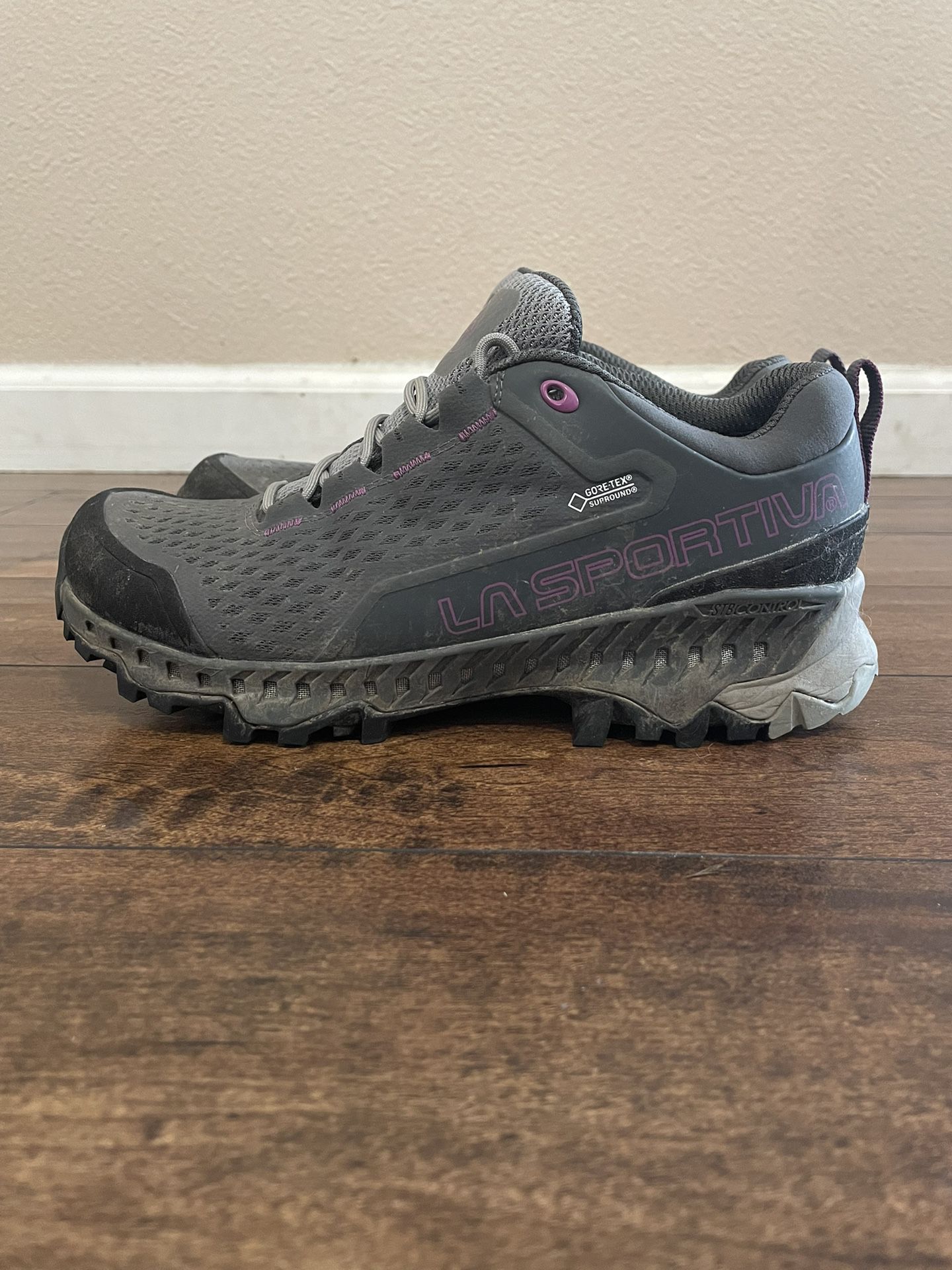 Women’s La Sportiva Hiking Shoe (Size 7)