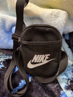 Nike Small Crossbody Shoulder Bag (Gary & empire)