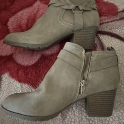 Women’s Heeled Block Booties Size 7