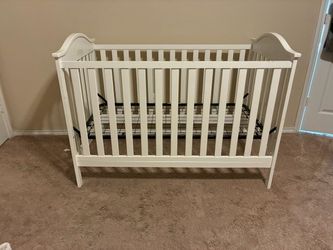 Crib. Converts to toddler bed