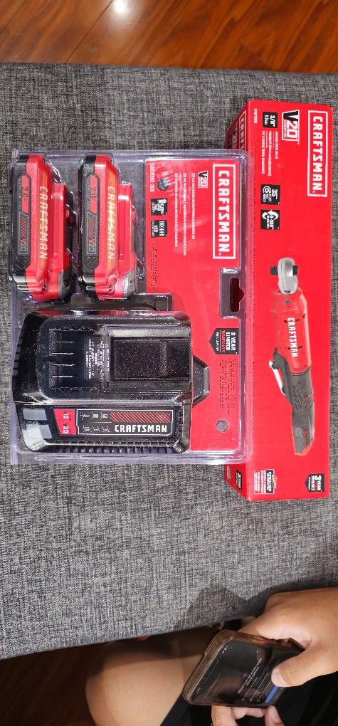RATCHET AND 2 BATTERY AND CHARGER