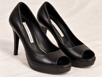 Vera Wang Lavender Black Peep-Toe Platform Heels – Size 7