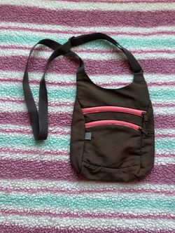 2005 Eagle Creek brown nylon crossbody bag with pink zipper details ⋆. 𐙚 ˚