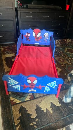 Toddler bed with sheet and blanket