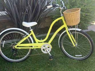 Electra townie 7 d  forward peddling aluminum frame bike is in great shape has front basket and fenders