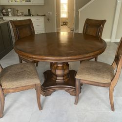Round Table With Four Chairs 