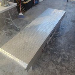 Like New!Husky 71.36 in. Diamond Plate Aluminum Full Size Crossbed Truck Tool Box. Dented/Scratches!Retails $495 With Taxes!