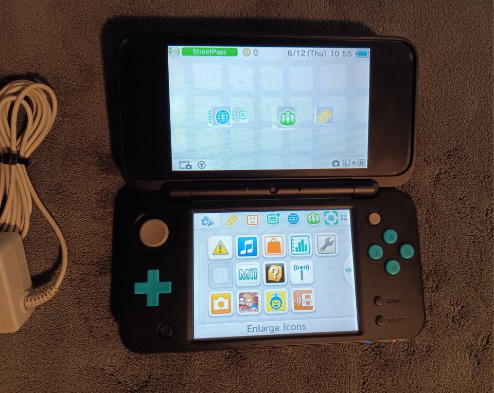 *NEW* Nintendo 2DS XL Black & Turquoise **As Is Inside Faceplate Cracks**