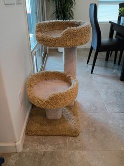 Prestige cat cat tree extra large beds for your big kitty. Inside bed measurement is 15 in. Nice condition no tears Cash only please