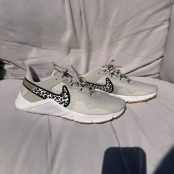 Women’s Nike Legend Essential 2 Premium